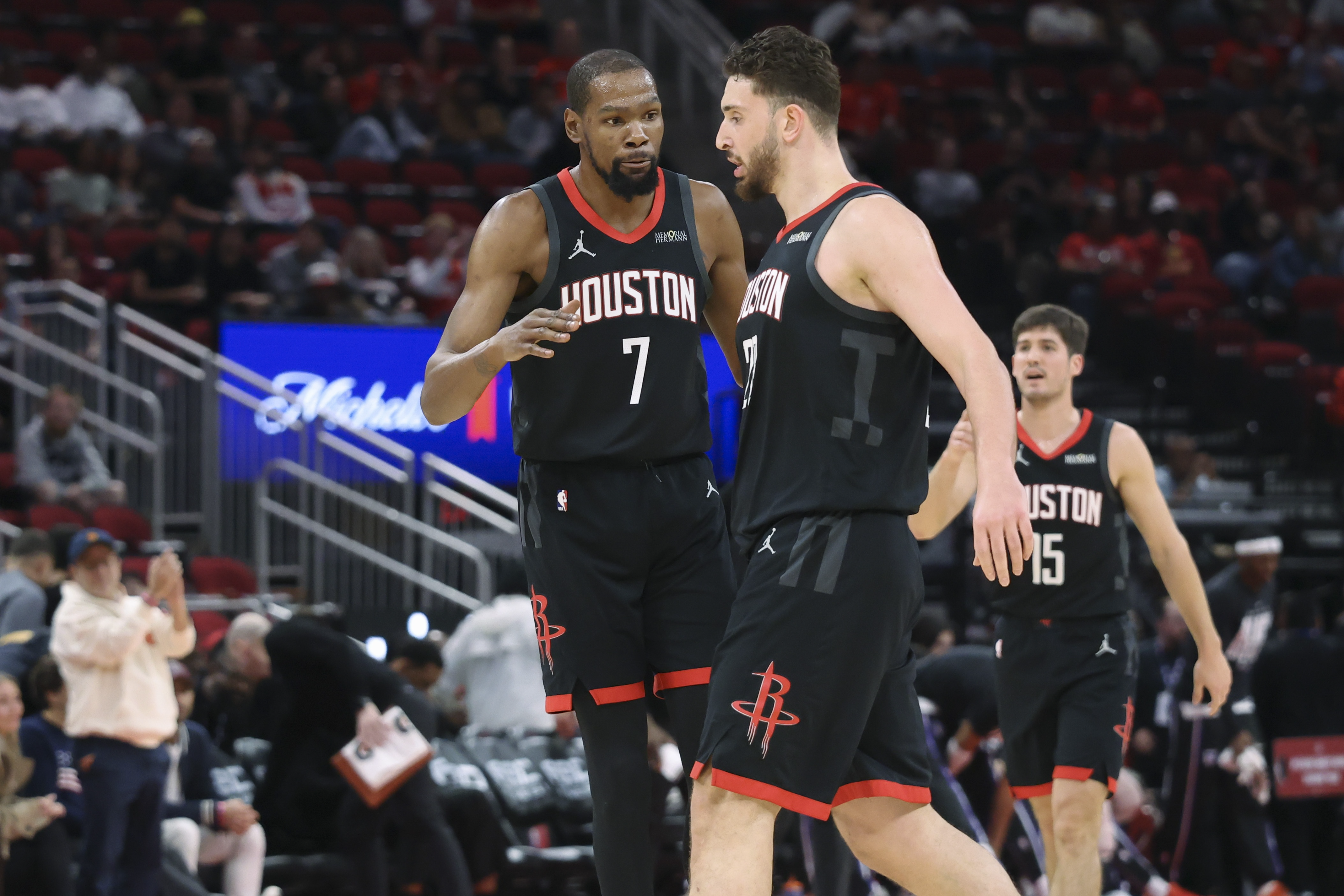 火箭三将联手力克雄鹿 阿门谢泼德申京合砍60分