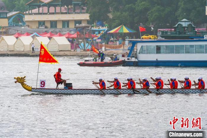 盛夏松花江畔,南北游客同场观赛端午龙舟竞速