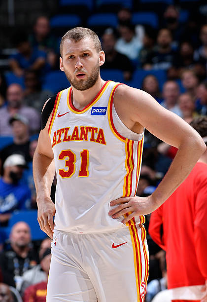 老鹰中锋兰代尔右脚高位踝扭伤 预计两周后复查