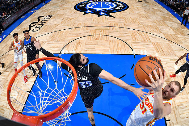 老鹰中锋兰代尔右脚高位踝扭伤 预计两周后复查