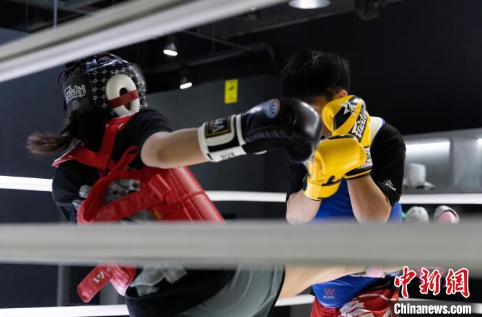 都市女性走进拳馆：用搏击释放潜力，成就热辣