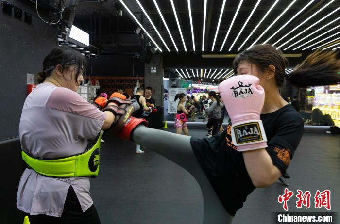 都市女性走进拳馆：用搏击释放潜力，成就热辣
