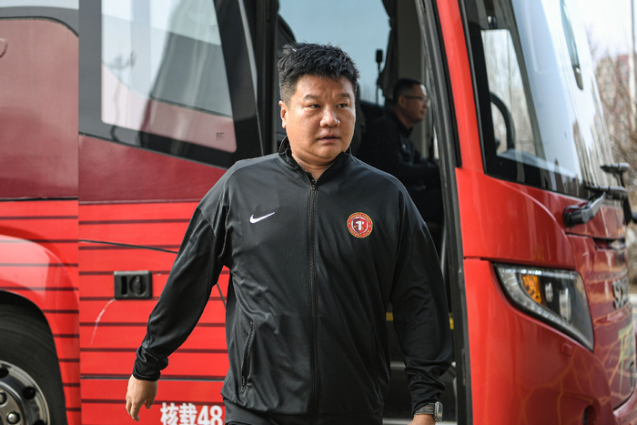 辽宁铁人逆转国安两连胜 李金羽战术调整显成效