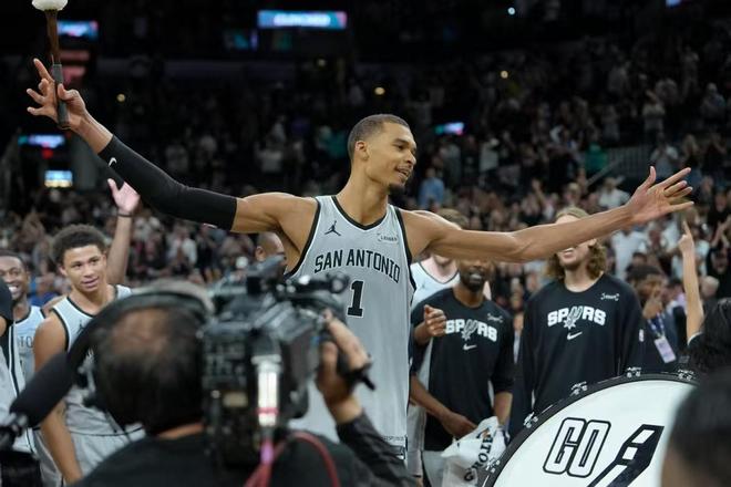 雷霆马刺提前锁定季后赛 湖人冲击前三西部排名